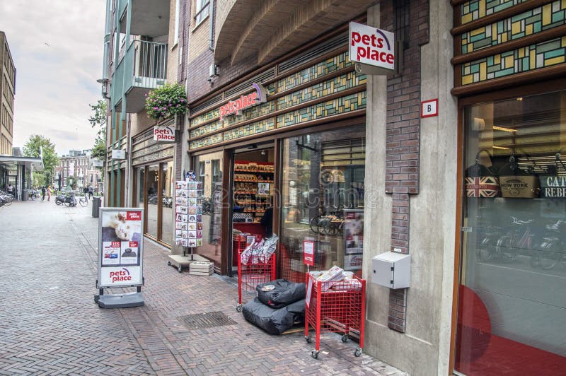 Mr. pets store editorial stock image. Image of sign, exterior 33359374