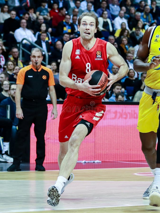Petteri Koponen della FC Bayern Munich Basket in azione durante la partita di pallacanestro dell'EuroLeague fotografia stock libera da diritti Petteri Koponen della FC Bayern Munich Basket in azione durante la partita di pallacanestro dell'EuroLeague fotografia stock libera da diritti