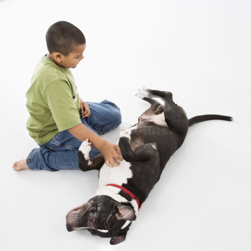 На мальчик петс. Ребёнок стоит на полу с собакой. Сюжетные фото где ребенок ласкает кошку или собаку. Папа мальчика собака