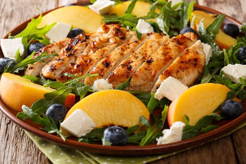 Petto di pollo arrostito con le pesche fresche, mirtilli, rucola fotografie stock Petto di pollo arrostito con le pesche fresche, mirtilli, rucola fotografie stock