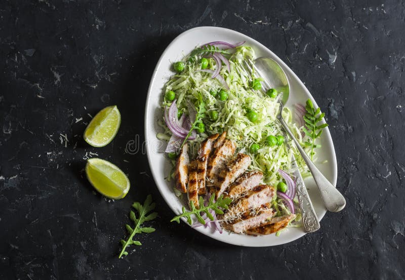 Petto di pollo arrostito e cavolo, piselli ed insalata di cavoli del parmigiano Concetto equilibrato sano dell'alimento Su una pr fotografie stock libere da diritti Petto di pollo arrostito e cavolo, piselli ed insalata di cavoli del parmigiano Concetto equilibrato sano dell'alimento Su una pr fotografie stock libere da diritti