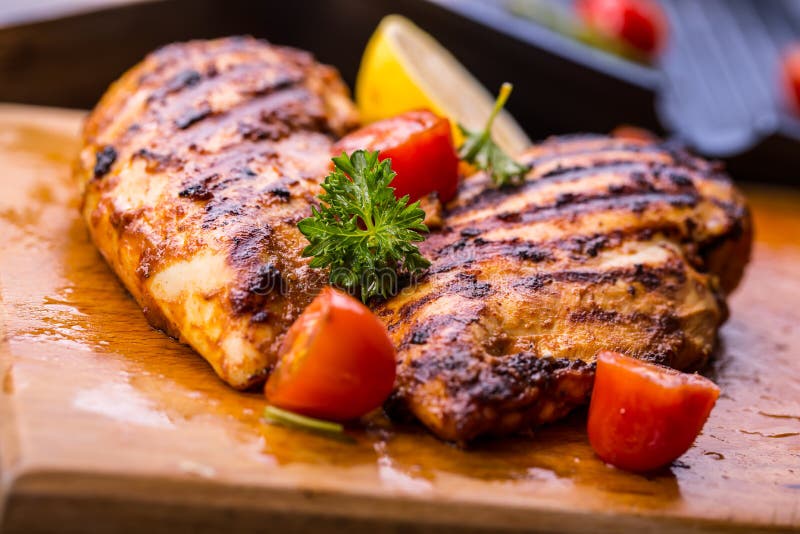 Petto di pollo arrostito nelle variazioni differenti rispetto al tomat della ciliegia immagini stock Petto di pollo arrostito nelle variazioni differenti rispetto al tomat della ciliegia immagini stock