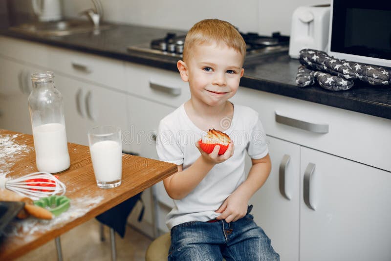Peu cuisinière de fille la pâte pour des biscuits images stock Peu cuisinière de fille la pâte pour des biscuits images stock