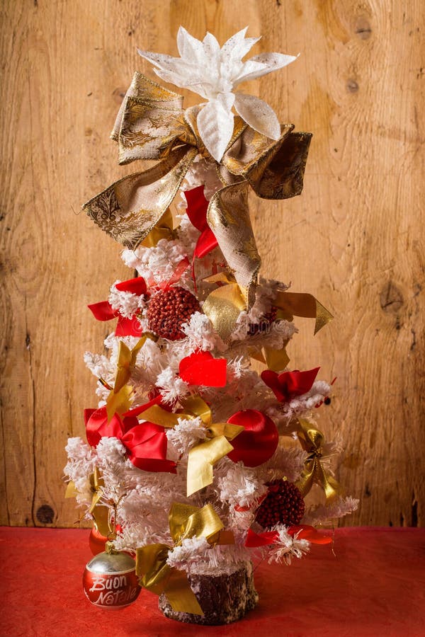 Peu d'arbre de Noël sur fond de bois. Peu sapin de Noël blanc décoré de plus près le fond rwooden