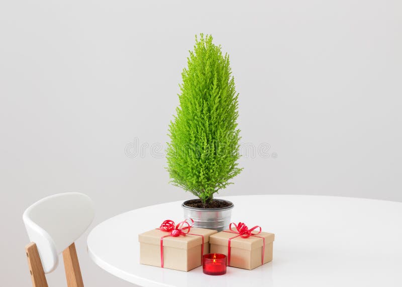 Peu d'arbre et cadeaux de Noël sur une table