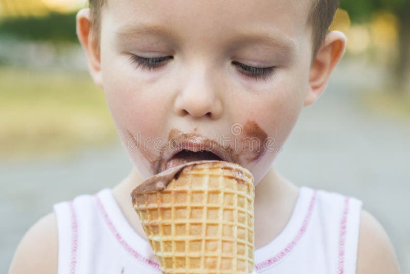 Peu D Enfant Mange De La Glace Pendant L Ete Garcon Mignon D Enfant En Bas Age Mangeant De La Glace Enfant Avec Le Visage Sale Ma Image Stock Image Du Adorable Amusement Peu D Enfant Mange De La Glace Pendant L Ete Garcon Mignon D Enfant En Bas Age Mangeant De La Glace Enfant Avec Le Visage Sale Ma Image Stock Image Du Adorable Amusement