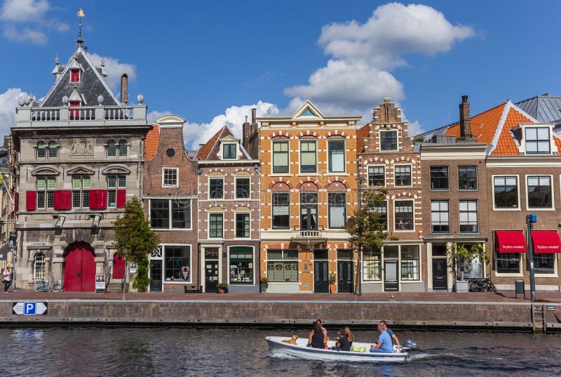 Peu de bateau et maisons colorées à Haarlem image libre de droits Peu de bateau et maisons colorées à Haarlem image libre de droits