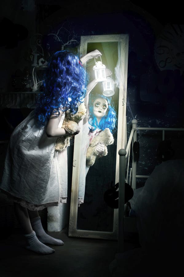 Peu de fille bleue effrayante de cheveux avec la lanterne image stock Peu de fille bleue effrayante de cheveux avec la lanterne image stock