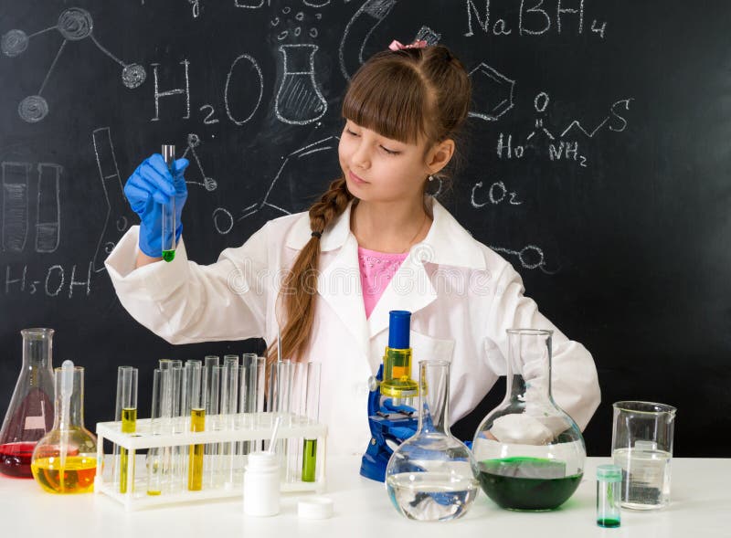 Peu de fille de smarl dans le laboratoire de chimie faisant une exp?rience photo libre de droits Peu de fille de smarl dans le laboratoire de chimie faisant une exp?rience photo libre de droits