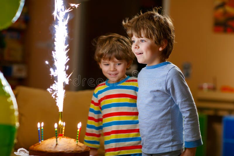 Peu de garçons d'enfant célébrant l'anniversaire avec le gâteau et les bougies
