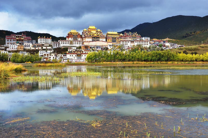 Peu de Palais du Potala, temple antique, monastère de Sumtsaling à la La de Shangri, Sichuan, Yunnan, Chine photo stock Peu de Palais du Potala, temple antique, monastère de Sumtsaling à la La de Shangri, Sichuan, Yunnan, Chine photo stock