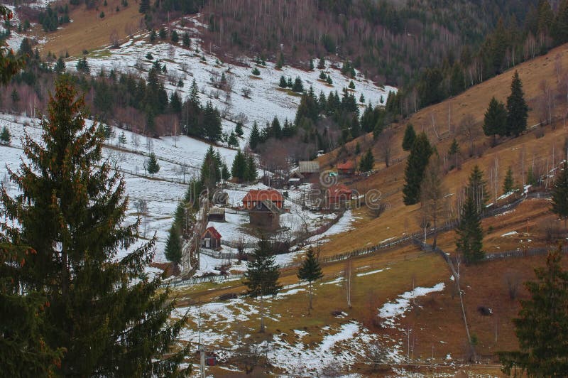 Peu de village dans les montagnes photos libres de droits Peu de village dans les montagnes photos libres de droits