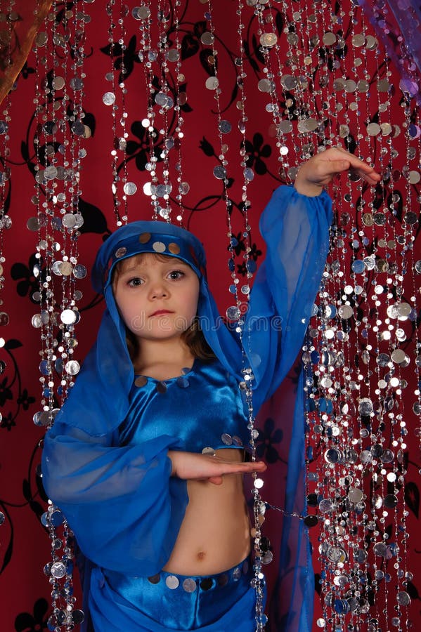 Peu Fille Dans Le Costume Oriental Bleu Photo stock Image du ventre costume 146879226
