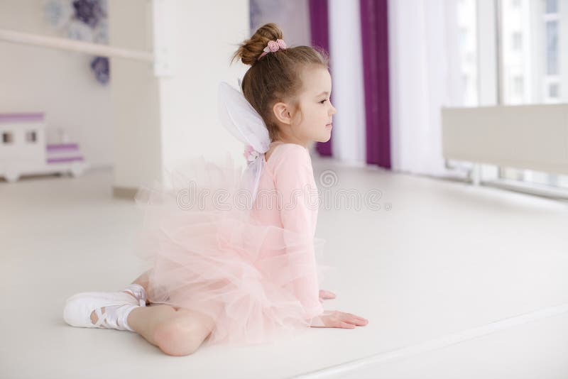 Peu fille mignonne dans la classe dans le studio de ballet photos libres de droits Peu fille mignonne dans la classe dans le studio de ballet photos libres de droits