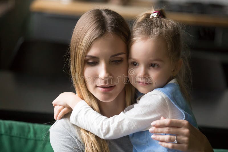 Peu fille préscolaire embrassant la mère fatiguée et bouleversée images libres de droits Peu fille préscolaire embrassant la mère fatiguée et bouleversée images libres de droits