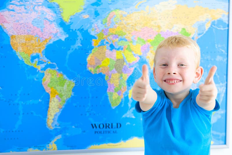 Peuterjongen met wereld omhoog kaart, duimen royalty-vrije stock afbeelding Peuterjongen met wereld omhoog kaart, duimen royalty-vrije stock afbeelding
