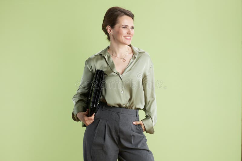 Pewna profesjonalna kobieta z portfelem fotografia stock