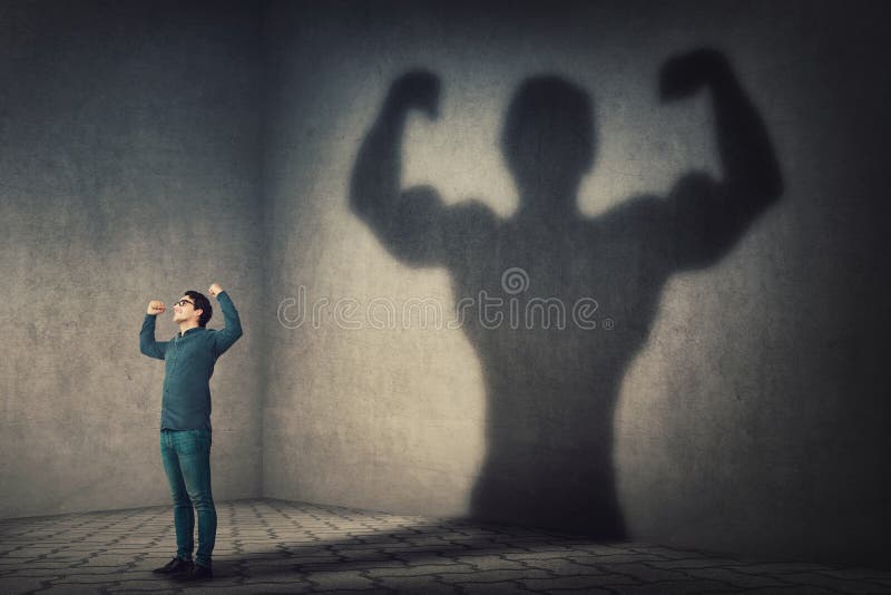 Pewny siebie człowiek mięśnie ruchome wyobrażają sobie super moc jako rzucanie cienia muskularnego kulturysty pokazującego biceps.