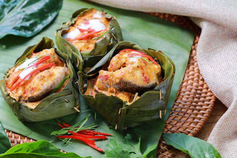 Pez cabeza de serpiente al vapor tradicional con pasta de curry y noni tahitiano dentro. hojas de cal de chile rojo y kaffir y coc fotografía de archivo libre de regalías