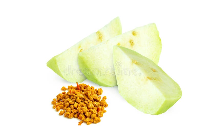 Pezze tagliate di guava isolate su fondo bianco. Guava a fette fresche e vietnam peperoncino sale di gamberetti bianco