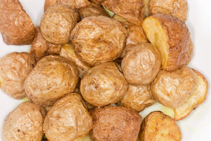 Pezzettini di patate cotte in stile contadino sulla vista superiore del piatto immagini stock