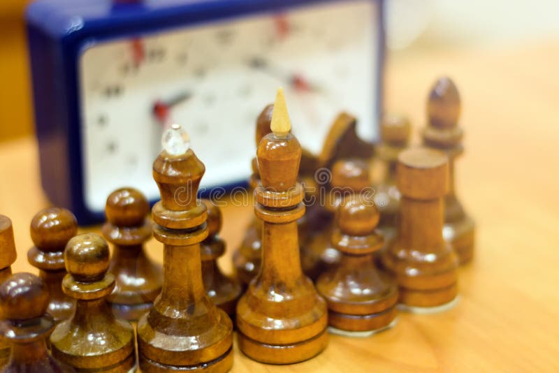 Pezzi degli scacchi in bianco e nero su una scacchiera, primo piano L'insieme di scacchi calcola sulla scheda di gioco fotografia stock Pezzi degli scacchi in bianco e nero su una scacchiera, primo piano L'insieme di scacchi calcola sulla scheda di gioco fotografia stock