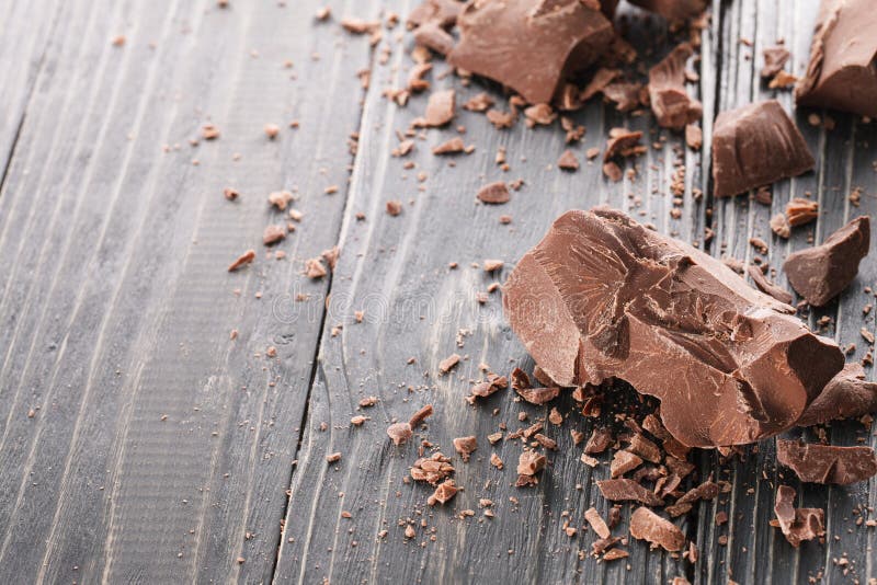 Pezzi del cioccolato su un backround scuro fotografia stock Pezzi del cioccolato su un backround scuro fotografia stock