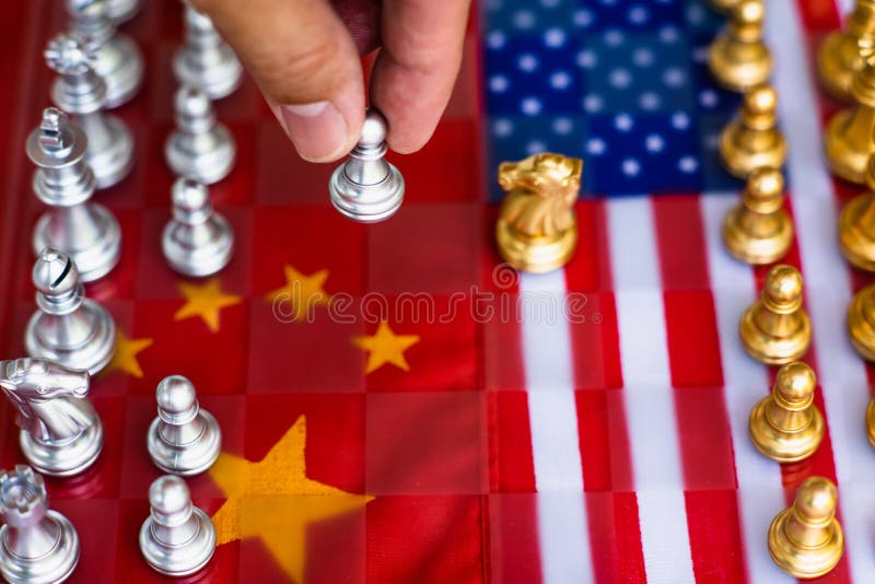 Pezzi del gioco di scacchiera su U.S.A. e sul fondo della bandiera della Cina, concetto di situazione di tensione della guerra co immagine stock libera da diritti Pezzi del gioco di scacchiera su U.S.A. e sul fondo della bandiera della Cina, concetto di situazione di tensione della guerra co immagine stock libera da diritti