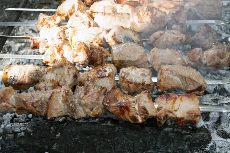 Pezzi di carne grigliati su spennatrici fotografie stock libere da diritti