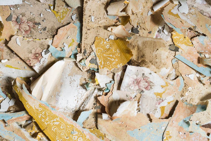 Pezzi di carta da parati di vecchia corazza strappati sul cantiere. rifiuti da costruzione per il fondo fotografia stock libera da diritti