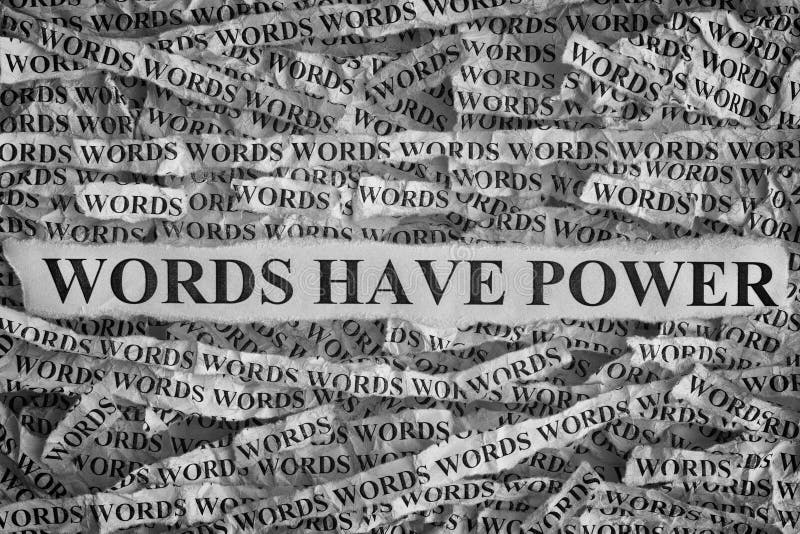 Pezzi di carta lacerati con le parole di frase hanno potere immagine stock Pezzi di carta lacerati con le parole di frase hanno potere immagine stock