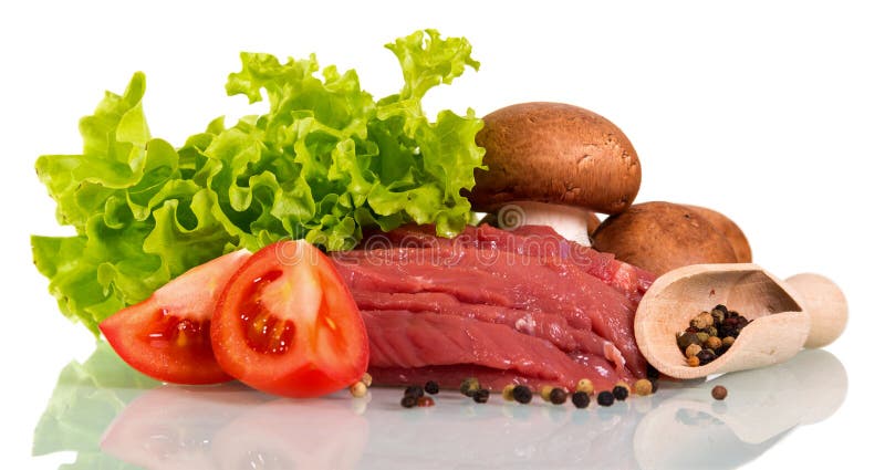 Pezzi di manzo crudo, pezzi del pomodoro, funghi, lattuga e mestolo fotografia stock Pezzi di manzo crudo, pezzi del pomodoro, funghi, lattuga e mestolo fotografia stock
