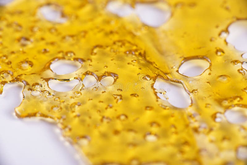Pezzo del concentrato dell'olio della cannabis aka isolato fotografie stock Pezzo del concentrato dell'olio della cannabis aka isolato fotografie stock