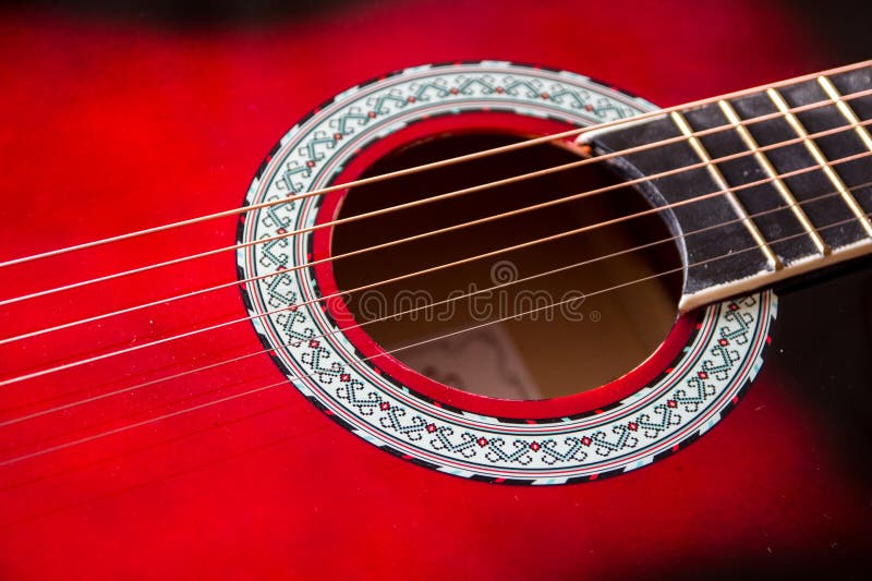 Peça da guitarra acústica vermelha Fim acima fotografia de stock Peça da guitarra acústica vermelha Fim acima fotografia de stock