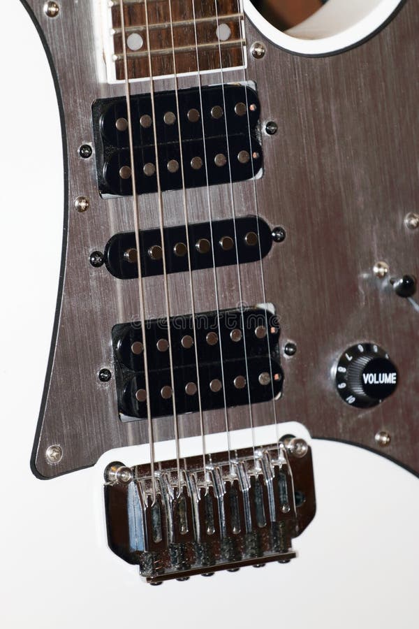 Peça da guitarra elétrica branca moderna - seis cordas imagem de stock royalty free Peça da guitarra elétrica branca moderna - seis cordas imagem de stock royalty free