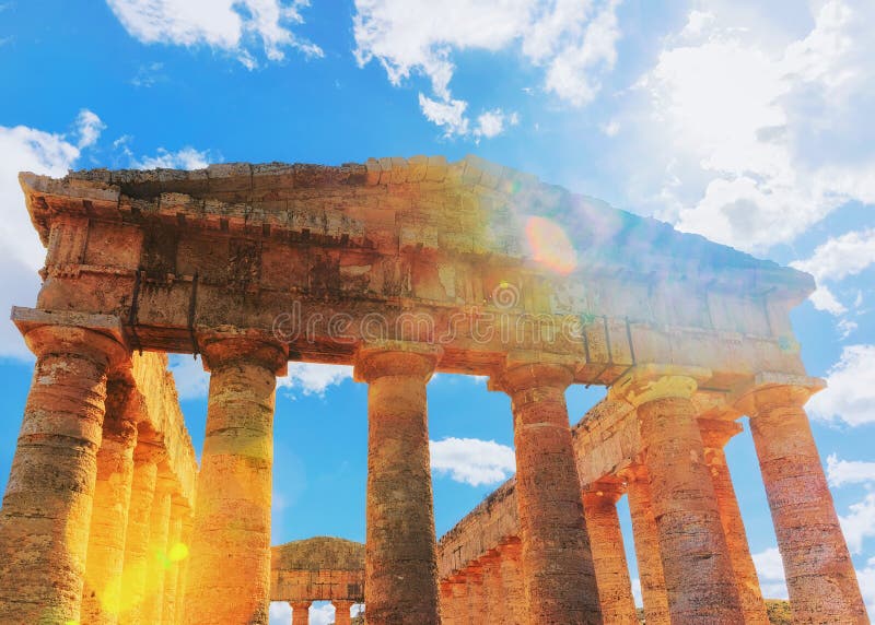 Peça do templo dórico em Segesta em Sicília com luz solar