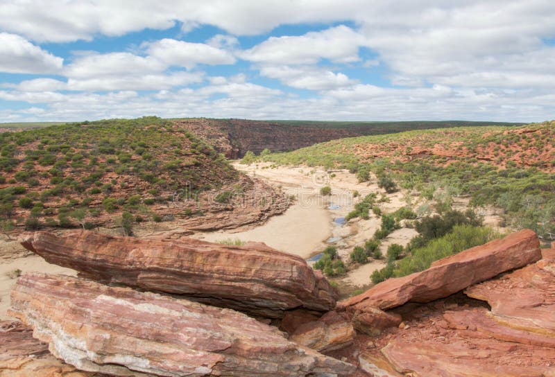 Peñascos rojos en el parque nacional de Kalbarri imagen de archivo libre de regalías Peñascos rojos en el parque nacional de Kalbarri imagen de archivo libre de regalías