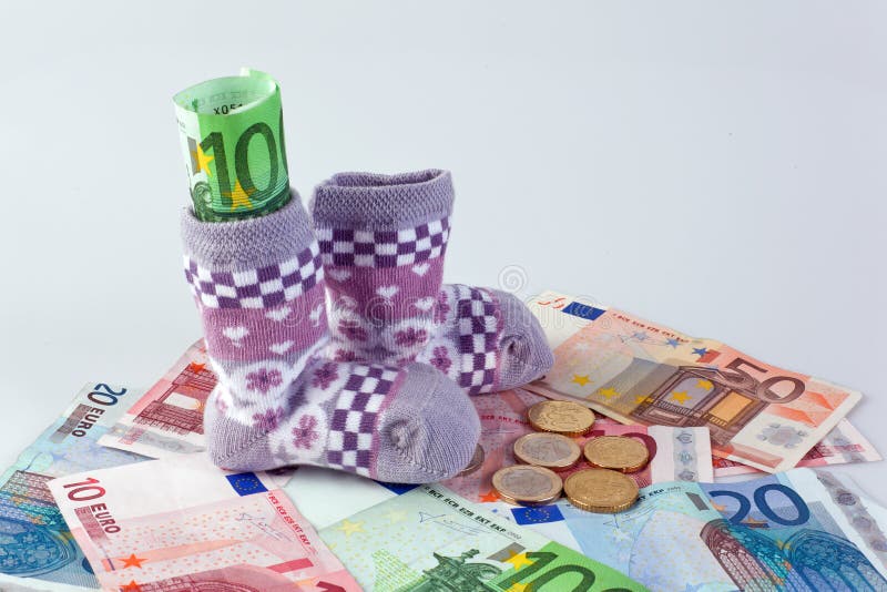 Peúgas das crianças e euro- notas de banco