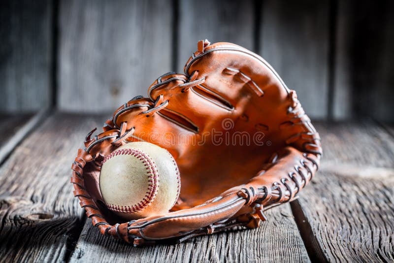 Pełnoletnia baseball rękawiczka, piłka i zdjęcia stock Pełnoletnia baseball rękawiczka, piłka i zdjęcia stock