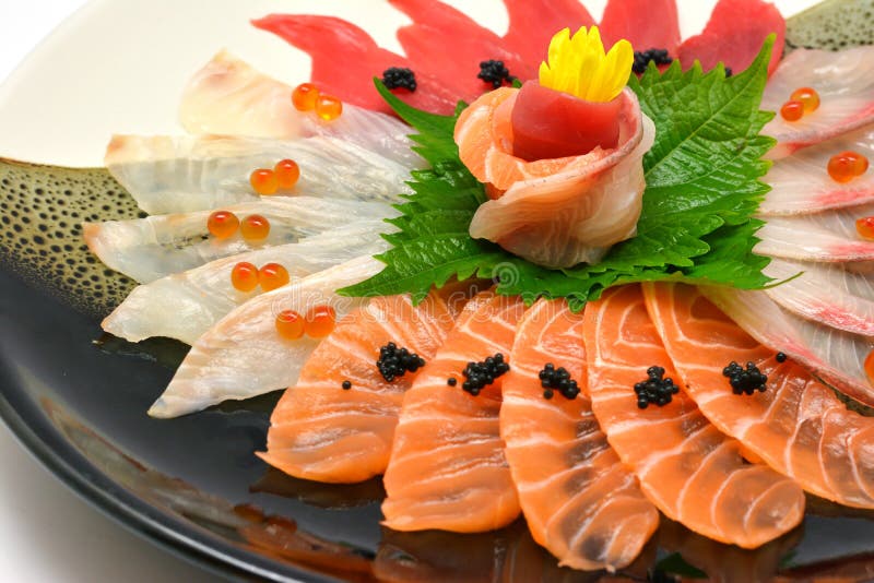 Pește japonez brut pentru alimente închis amestec sashimi în farfurie japoneză stock image