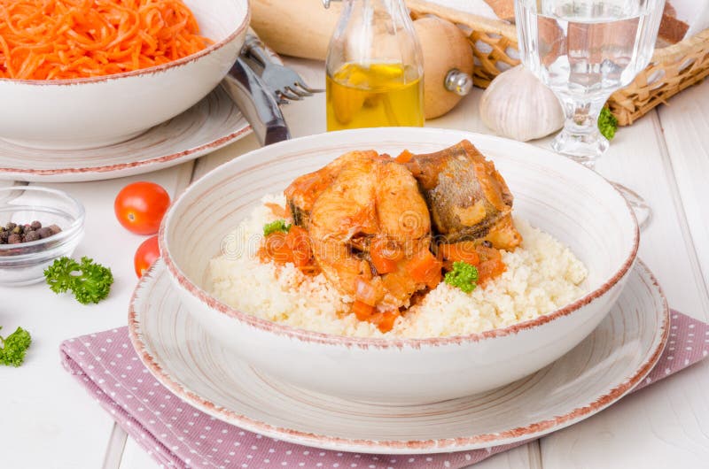 Pește topit în sos de tomate cu legume royalty free stock image