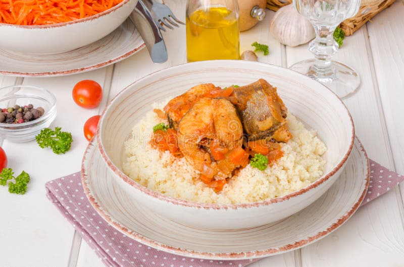Pește topit în sos de tomate cu legume royalty free stock image