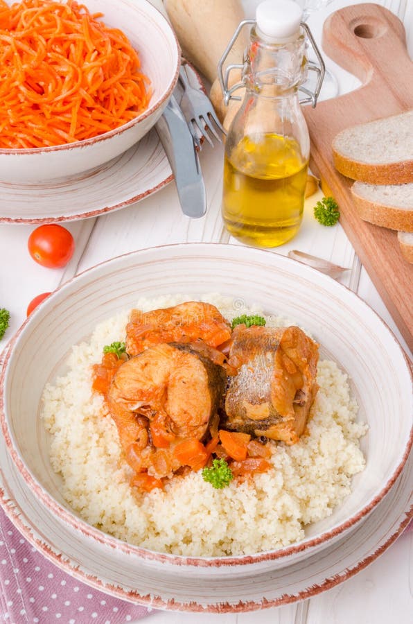 Pește topit în sos de tomate cu legume stock images