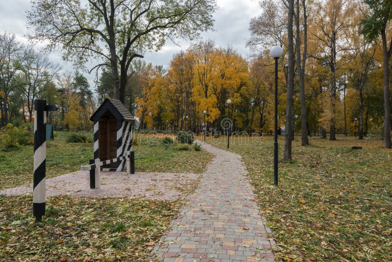 Pfad im Herbstpark lizenzfreie stockfotografie Pfad im Herbstpark lizenzfreie stockfotografie