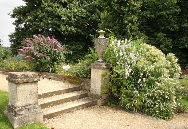 Pfad Und Jobstepps In Einem Englischen LandGarten