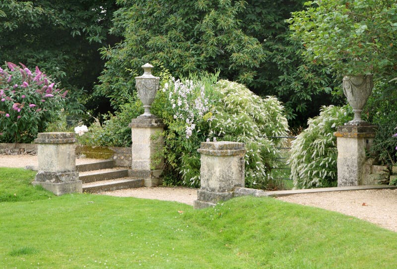 Pfad Und Jobstepps In Einem Englischen LandGarten