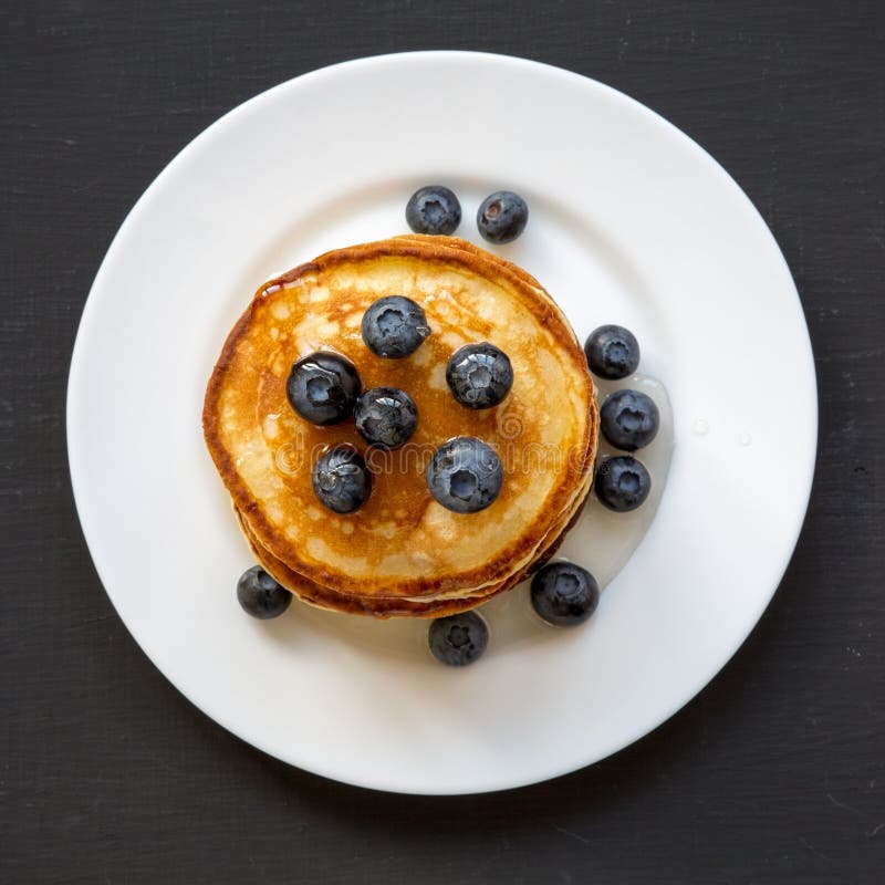 Pfannkuchen Mit Honig Und Blaubeeren Auf Holztisch Stockbild - Bild von ...