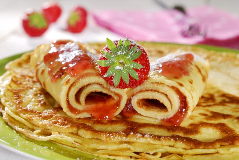 Pfannkuchen mit Erdbeere stockfoto. Bild von nahrung, süß - 5454698