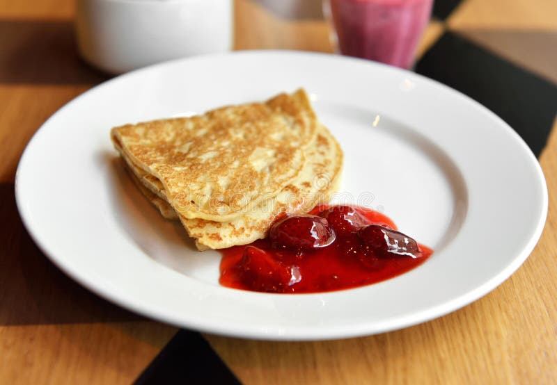 Pfannkuchen Mit Erdbeere-Marmelade Stockfoto - Bild von erdbeere ...