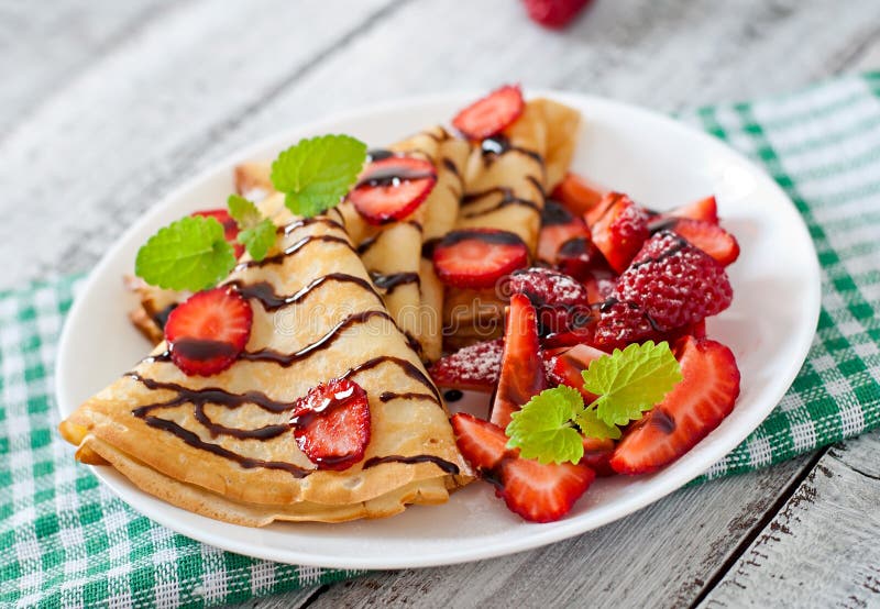 Pfannkuchen Mit Erdbeeren Und Schokolade Stockbild - Bild von gold ...